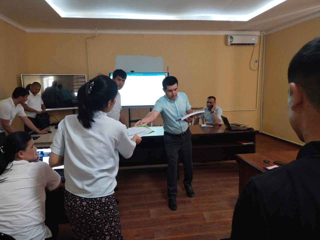 hazorasp o'quv seminarda sertifiqatlar bilan taqdirlash